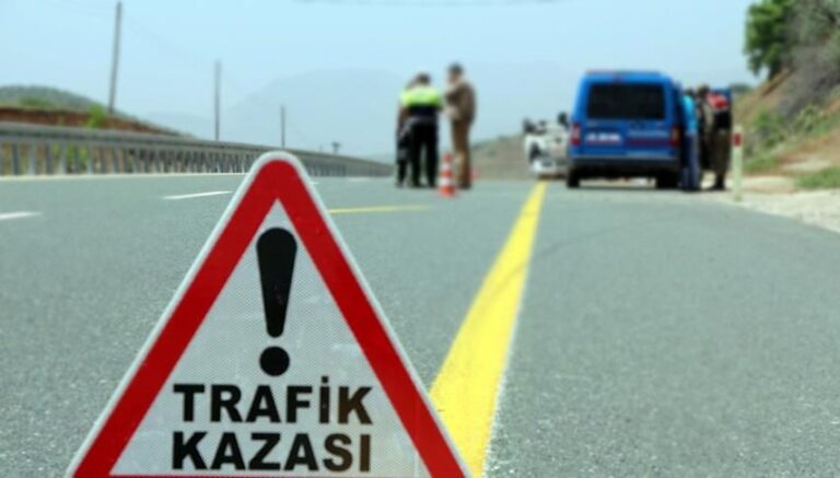 Kontrolden çıkan araç şarampole devrildi: Üç yaralı Kontrolden çıkan araç şarampole devrildi: Üç yaralı