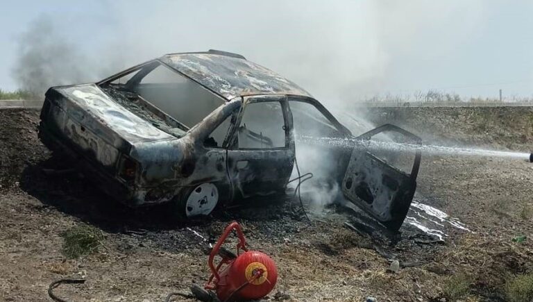 Konya’da yanan araç küle döndü Konya’da yanan araç küle döndü