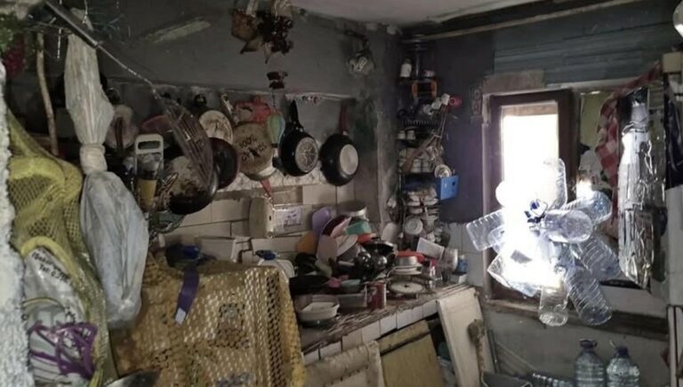 Kötü koku gelen evden 4 kamyon çöp ve onlarca kedi çıktı Kötü koku gelen evden 4 kamyon çöp ve onlarca kedi çıktı