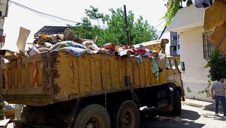 Kötü koku isyan ettirdi, altı kamyon çöp çıktı Kötü koku isyan ettirdi, altı kamyon çöp çıktı