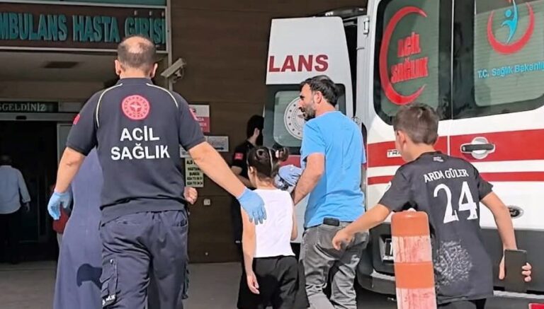 Kumbarasını açmaya çalışırken bıçakla dilini yaraladı Kumbarasını açmaya çalışırken bıçakla dilini yaraladı