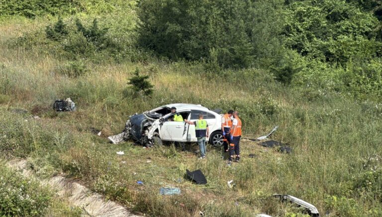 Kuzey Marmara Otoyolu’nda feci kaza: Araç şarampole devrildi Kuzey Marmara Otoyolu’nda feci kaza: Araç şarampole devrildi