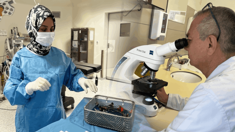 Laborant baba, hemşire kızıyla 4 yıldır aynı hastanede çalışıyor Laborant baba, hemşire kızıyla 4 yıldır aynı hastanede çalışıyor