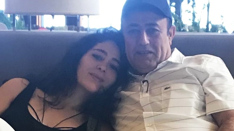 Mahmut Tuncer’in kızı Gizem Tuncer’in klip pozu olay oldu Mahmut Tuncer’in kızı Gizem Tuncer’in klip pozu olay oldu