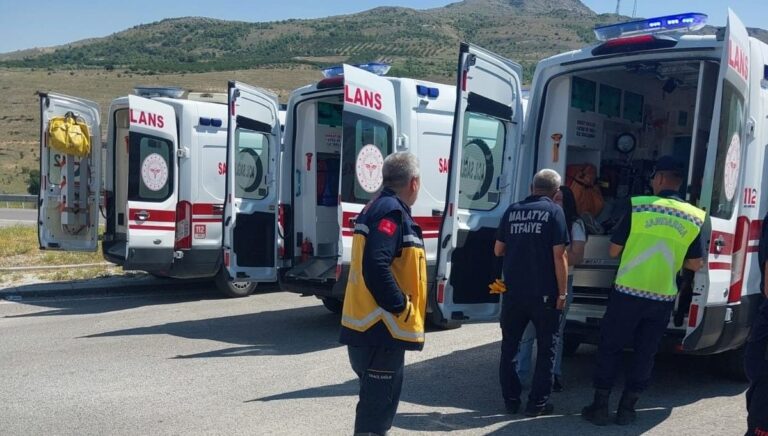 Malatya’da iki otomobil çarpıştı: 4 yaralı Malatya’da iki otomobil çarpıştı: 4 yaralı