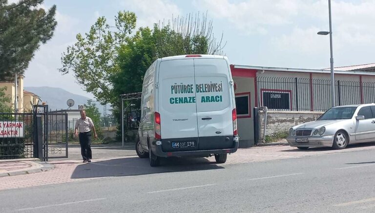 Malatya’da yol verme kavgasında amcası ve kuzenini vurdu Malatya’da yol verme kavgasında amcası ve kuzenini vurdu
