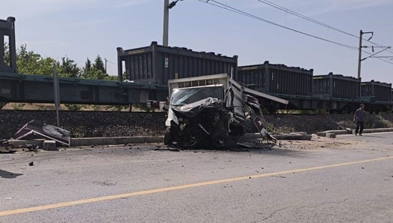 Malatya’da yük treni pikaba çarptı Malatya’da yük treni pikaba çarptı