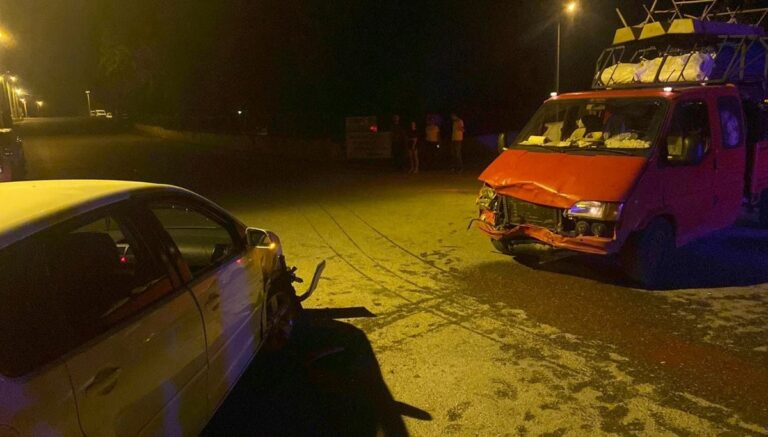 Manavgat’ta kamyonetle otomobil çarpıştı: 3 yaralı Manavgat’ta kamyonetle otomobil çarpıştı: 3 yaralı