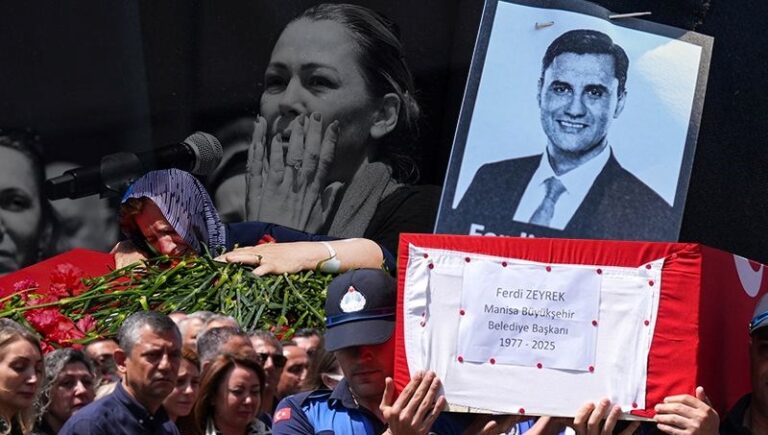Manisa Ferdi Zeyrek’i uğurladı | Özgür Özel gözyaşlarını tutamadı: “Şimdiye kadarki konuşmalarımın en zoru…” Manisa Ferdi Zeyrek’i uğurladı | Özgür Özel gözyaşlarını tutamadı: “Şimdiye kadarki konuşmalarımın en zoru…”