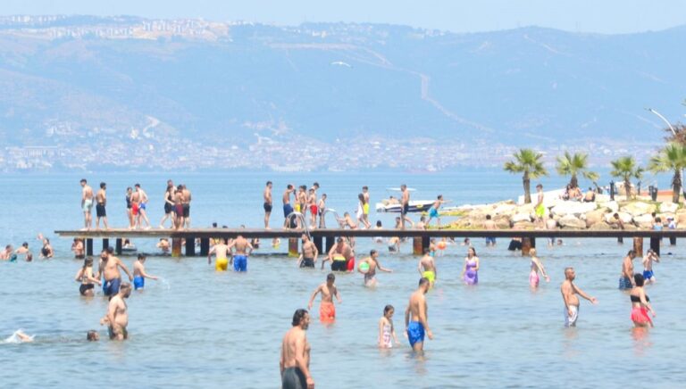 Mavi bayraklı plajlara akın Mavi bayraklı plajlara akın