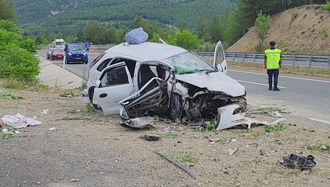 Menfeze çarpan otomobilde 1 kişi öldü Menfeze çarpan otomobilde 1 kişi öldü