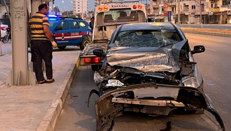 Mersin’de otomobil üst geçide çarptı: Yaralılar var Mersin’de otomobil üst geçide çarptı: Yaralılar var