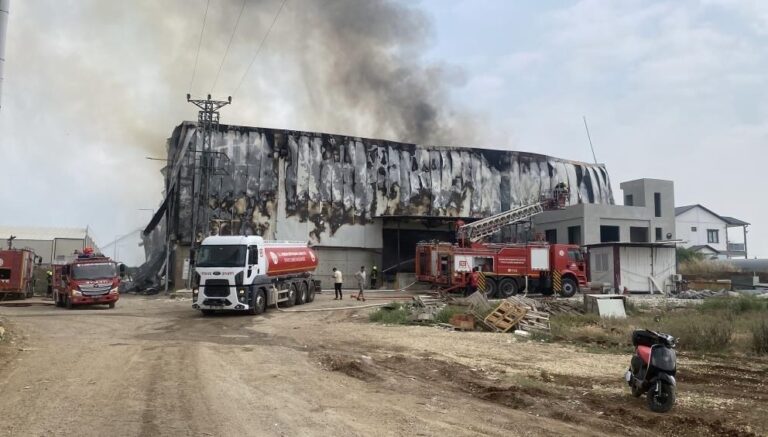 Mersin’de pamuk fabrikasında yangın: Müdahale sürüyor Mersin’de pamuk fabrikasında yangın: Müdahale sürüyor