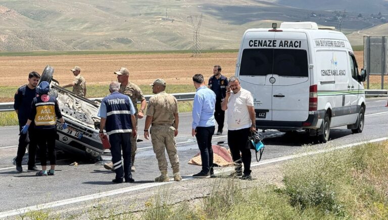 Mezuniyet yolunda feci kaza: Bir ölü, dört yaralı Mezuniyet yolunda feci kaza: Bir ölü, dört yaralı