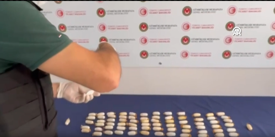 Midesinde 74 kapsül uyuşturucuyla yakalandı Midesinde 74 kapsül uyuşturucuyla yakalandı