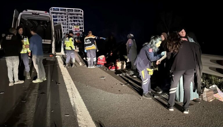 Minibüs, tüp yüklü kamyona çarptı: 16 yaralı Minibüs, tüp yüklü kamyona çarptı: 16 yaralı