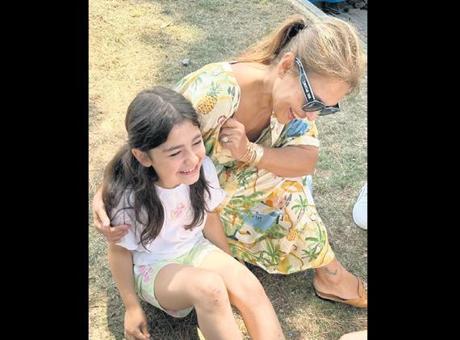 Minik hayranının gönlünü aldı Minik hayranının gönlünü aldı