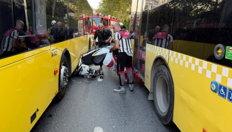 Motosiklet, İETT otobüslerinin arasına sıkıştı Motosiklet, İETT otobüslerinin arasına sıkıştı