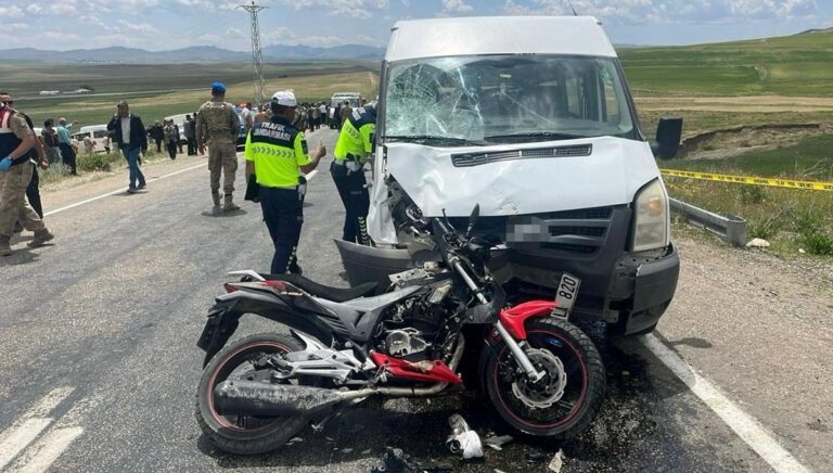 Motosiklet ile minübüs kafa kafa çarpıştı: 2 ölü Motosiklet ile minübüs kafa kafa çarpıştı: 2 ölü