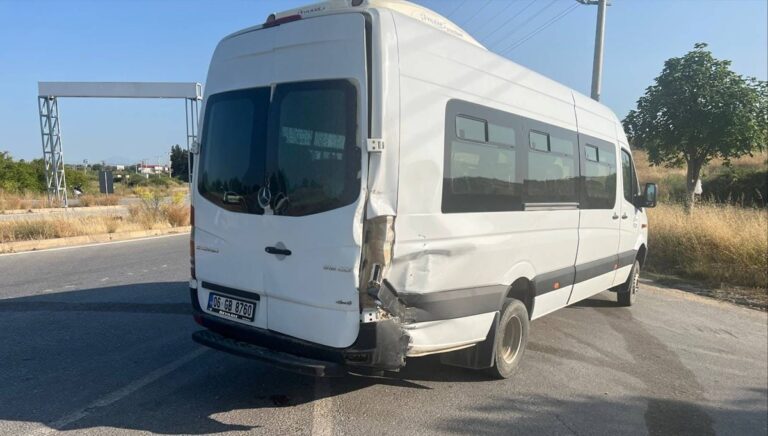 Motosiklet minibüse çarptı, sürücü ağır yaralandı Motosiklet minibüse çarptı, sürücü ağır yaralandı