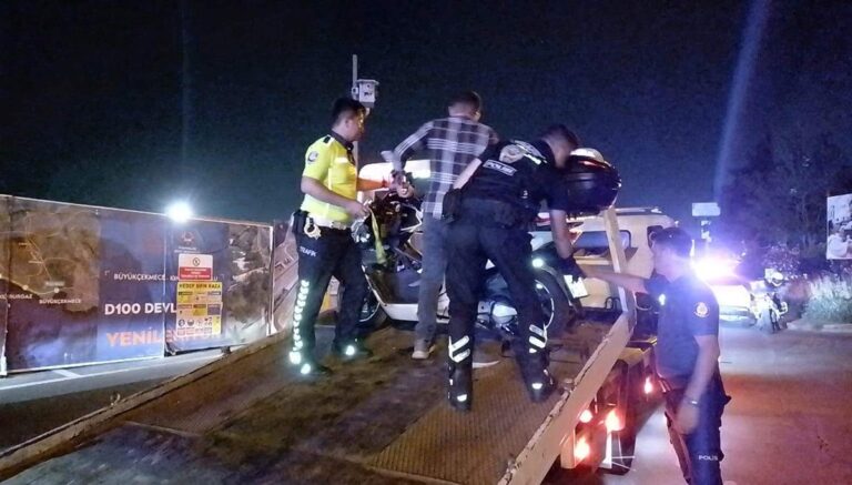 Motosiklet uygulama noktasına girdi: 4’ü polis 5 yaralı Motosiklet uygulama noktasına girdi: 4’ü polis 5 yaralı