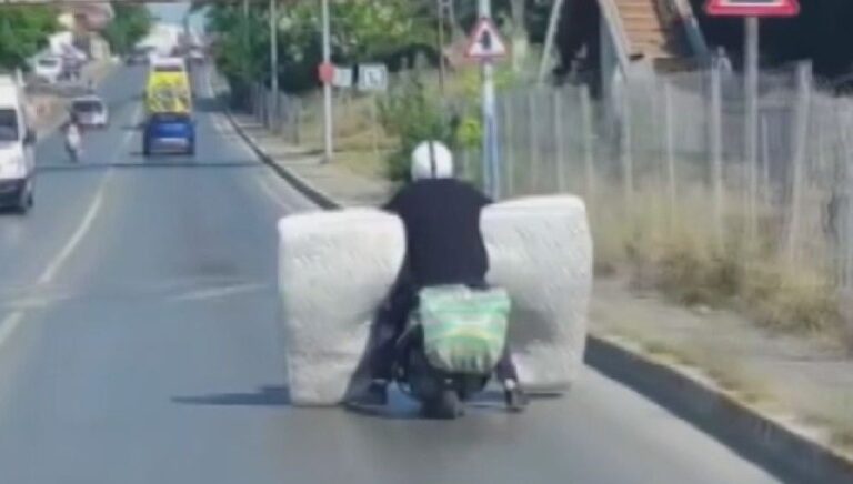Motosikletle yatak taşıdı Motosikletle yatak taşıdı