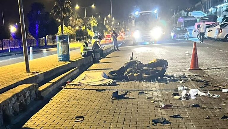 Motosikletlilerin feci kazası: İkisi de can verdi Motosikletlilerin feci kazası: İkisi de can verdi