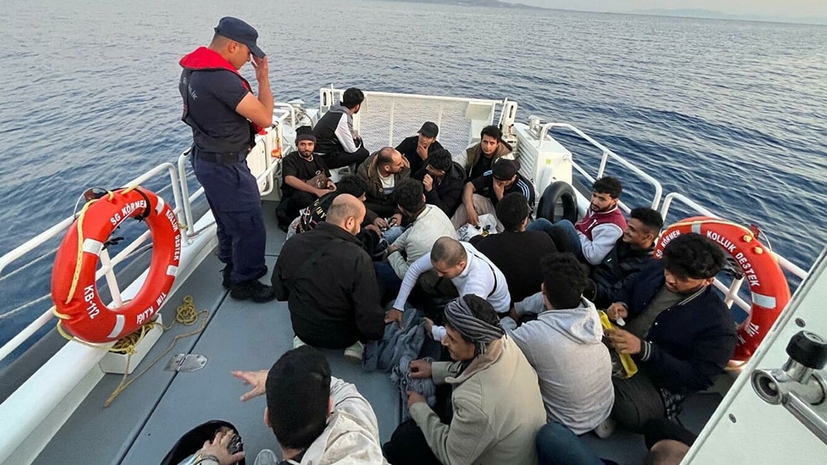Muğla açıklarında onlarca kaçak göçmen kurtarıldı Muğla açıklarında onlarca kaçak göçmen kurtarıldı