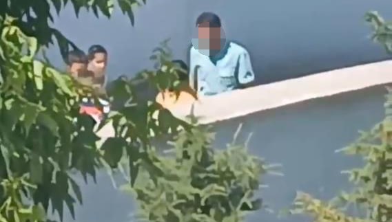 Okul bahçesinde müdür yardımcısından öğrenciye tokat Okul bahçesinde müdür yardımcısından öğrenciye tokat