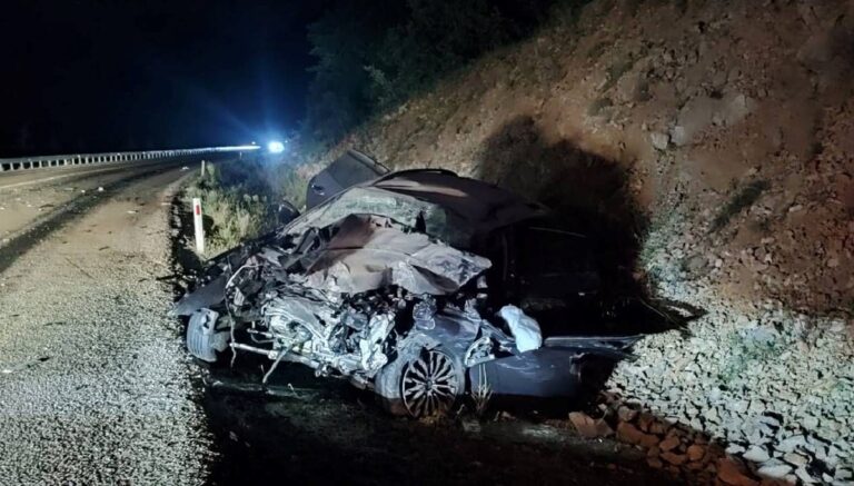 Otobüs otomobille çarpıştı: 1 ölü, 8 yaralı Otobüs otomobille çarpıştı: 1 ölü, 8 yaralı
