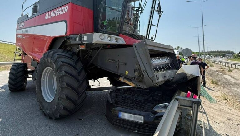 Otomobil, freni kilitlenen biçerdöverin altına girdi Otomobil, freni kilitlenen biçerdöverin altına girdi