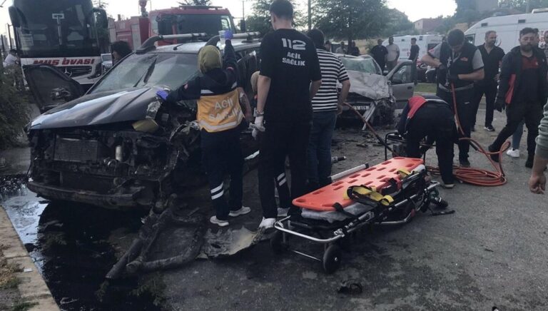 Otomobil ile kamyonet çarpıştı: 1 ölü, 1 yaralı Otomobil ile kamyonet çarpıştı: 1 ölü, 1 yaralı