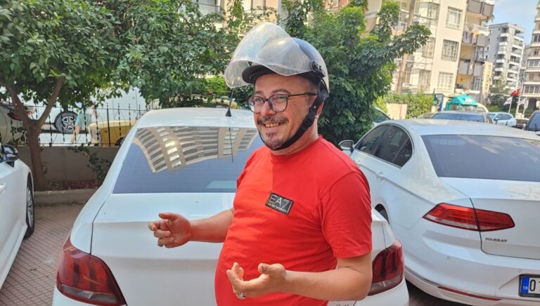 Otomobil kullanırken kask takmadığı için ceza yedi! Gerçek başka çıktı… Otomobil kullanırken kask takmadığı için ceza yedi! Gerçek başka çıktı…