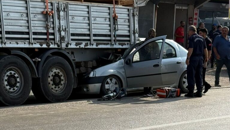 Otomobil tıra arkadan çarptı: 1 ölü, 1 yaralı Otomobil tıra arkadan çarptı: 1 ölü, 1 yaralı