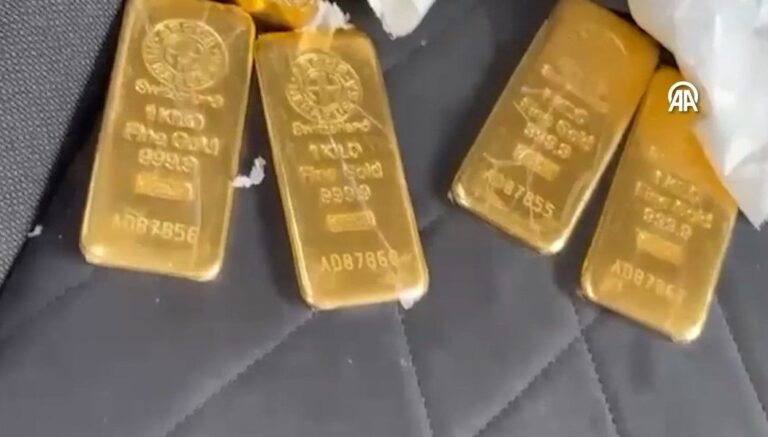 Otomobilden külçe külçe altın çıktı! Otomobilden külçe külçe altın çıktı!