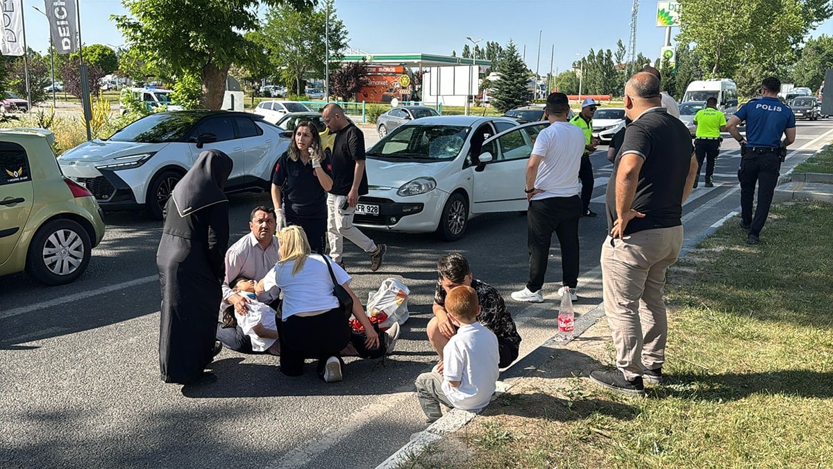 Otomobilin çarptığı iki kardeş yaralandı Otomobilin çarptığı iki kardeş yaralandı