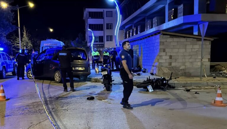 Otomobille çarpışan motosikletteki 2 kişi öldü Otomobille çarpışan motosikletteki 2 kişi öldü