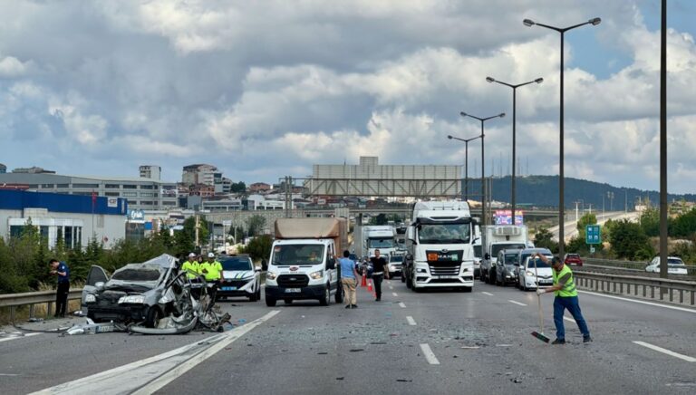 Otoyolda trafiği durduran kaza: Üç kişi araçta sıkıştı Otoyolda trafiği durduran kaza: Üç kişi araçta sıkıştı