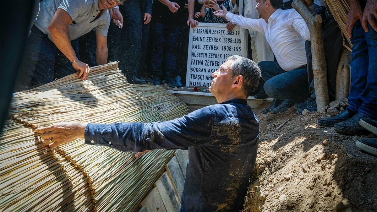 Özel’den Ferdi Zeyrek paylaşımı Özel’den Ferdi Zeyrek paylaşımı