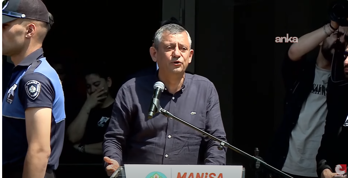 Özgür Özel’den Ferdi Zeyrek’e zor veda: Gözyaşlarına boğuldu Özgür Özel’den Ferdi Zeyrek’e zor veda: Gözyaşlarına boğuldu