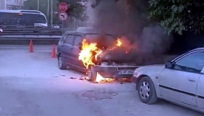Park halindeki otomobil alev aldı Park halindeki otomobil alev aldı