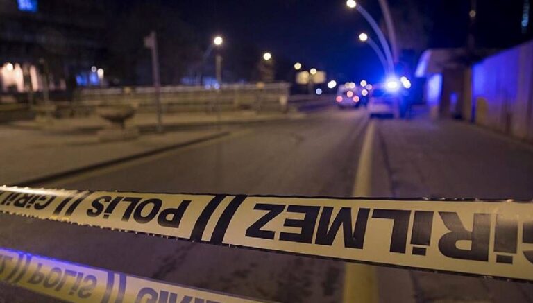 Pikap kanala devrildi, baba ve iki kızı öldü Pikap kanala devrildi, baba ve iki kızı öldü