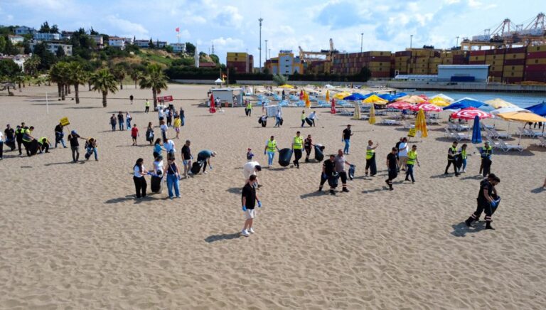 Plajlarda çevre temizliği yapıldı Plajlarda çevre temizliği yapıldı