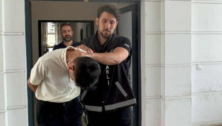 Polis olduğuna inandırıp 950 bin TL dolandırdı Polis olduğuna inandırıp 950 bin TL dolandırdı