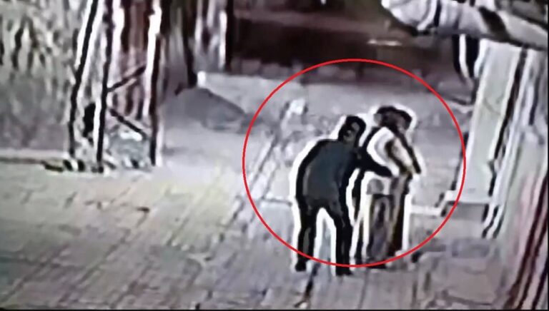 Polisler pazarcı ve simitçi kılığına girdi: Kapkaççılara operasyon düzenlendi Polisler pazarcı ve simitçi kılığına girdi: Kapkaççılara operasyon düzenlendi