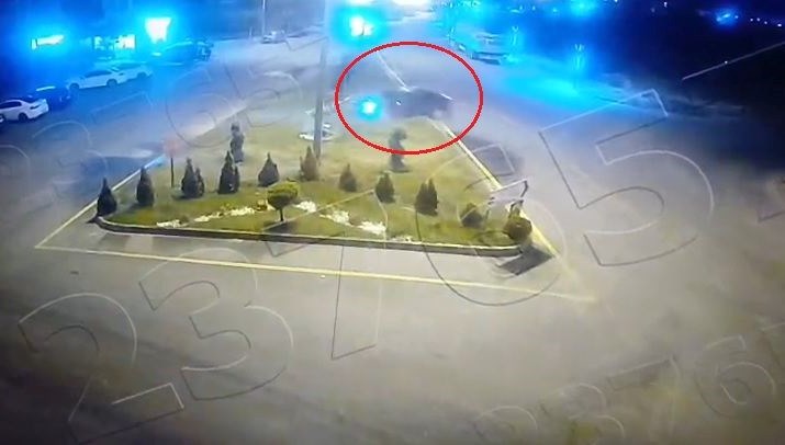 Refüjden karşı yöne geçen sürücüye para cezası verildi Refüjden karşı yöne geçen sürücüye para cezası verildi