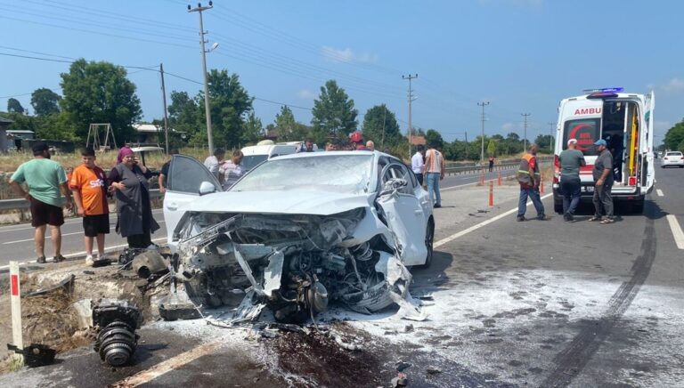 Refüje çarpıp yandı, sürücü ile eşi yaralandı Refüje çarpıp yandı, sürücü ile eşi yaralandı