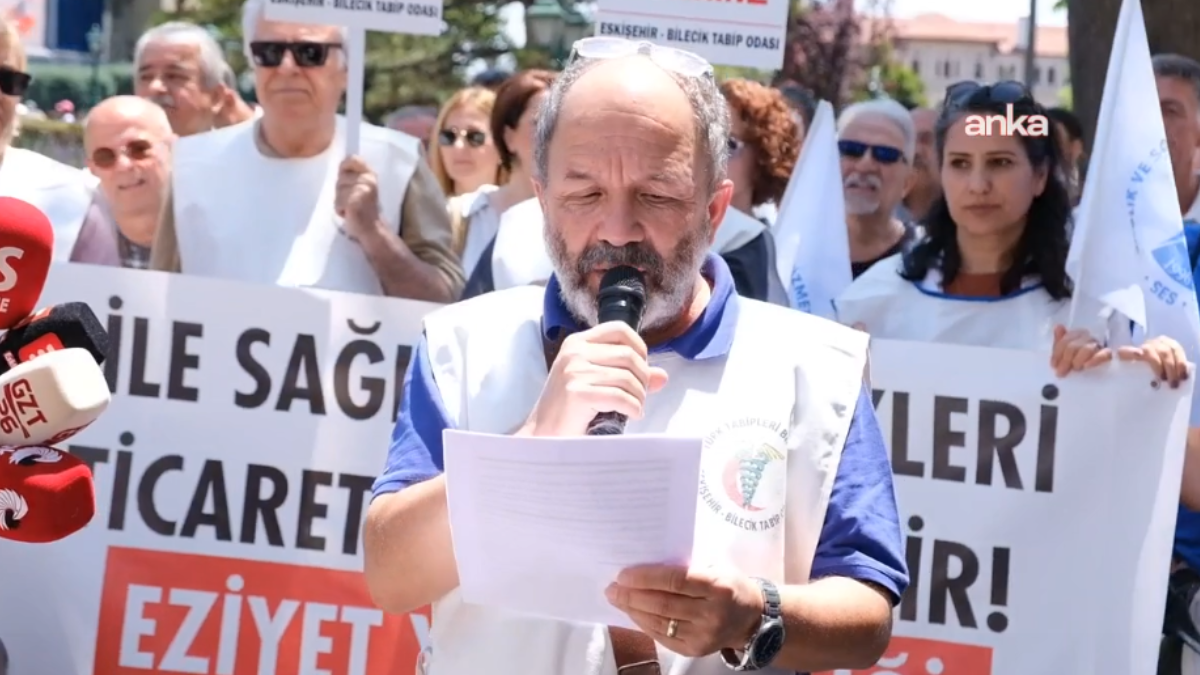 Sağlık emekçilerinden maaş kesintilerine tepki: Maaş bordrolarını yaktılar Sağlık emekçilerinden maaş kesintilerine tepki: Maaş bordrolarını yaktılar