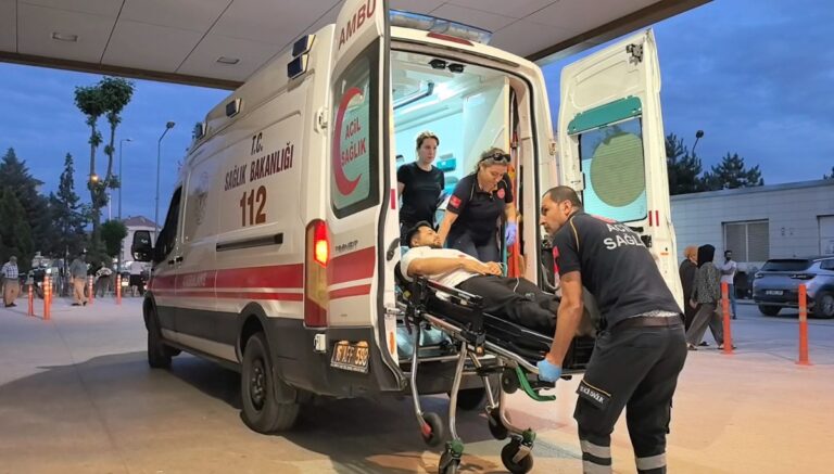 Şakalaşırken sigara paketini düşüren arkadaşını bıçakladı Şakalaşırken sigara paketini düşüren arkadaşını bıçakladı