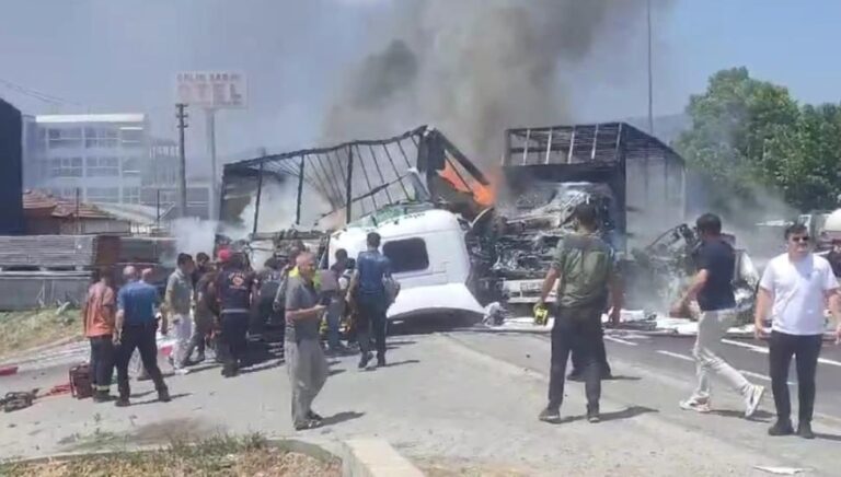 Sakarya’da üç TIR birbirine girdi: 1 ölü, 2 yaralı Sakarya’da üç TIR birbirine girdi: 1 ölü, 2 yaralı